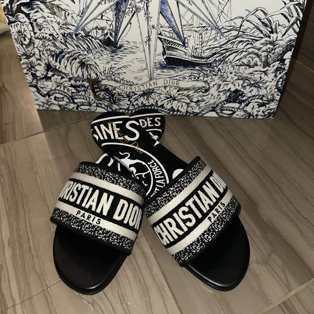 Beautiful Dior Dway black&white logo slides